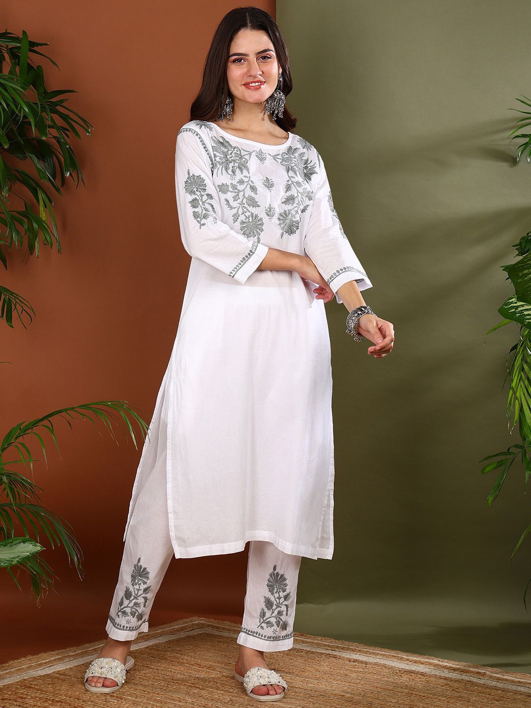 

VAHSON Women Floral Embroidered High Slit Thread Work Pure Cotton Kurta with Trousers, White