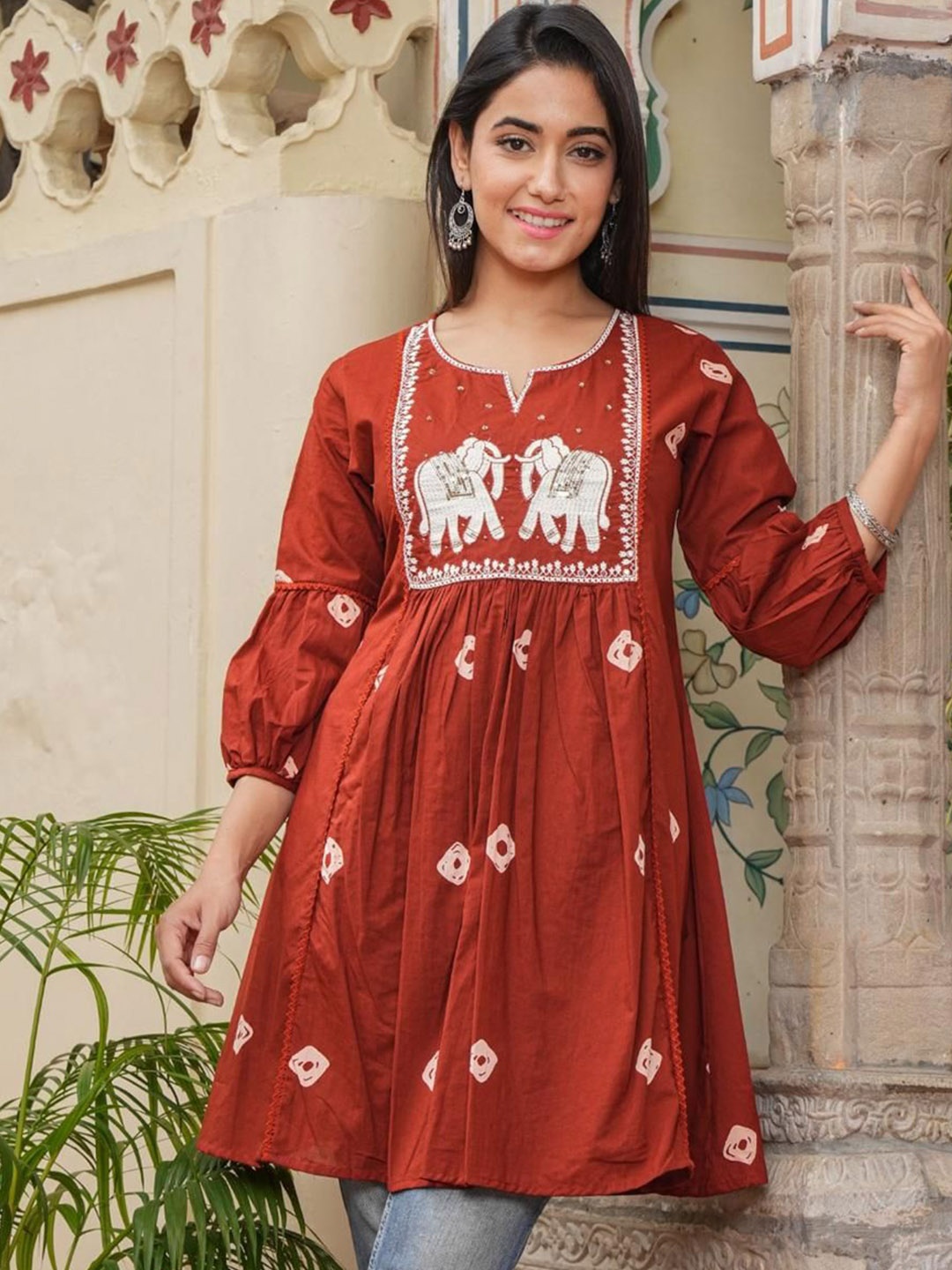 

DARVIKAA COLLECTION Women Geometric Embroidered Thread Work Anarkali Kurta, Orange