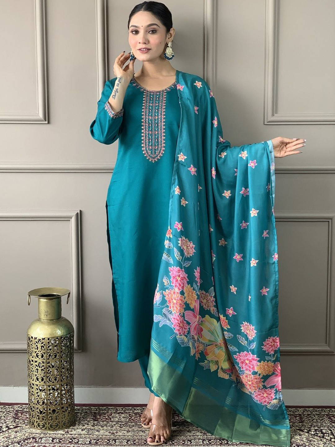 

REALLTREND Women Floral Yoke Design Regular Thread Work Kurta with Trousers & With Dupatta, Navy blue