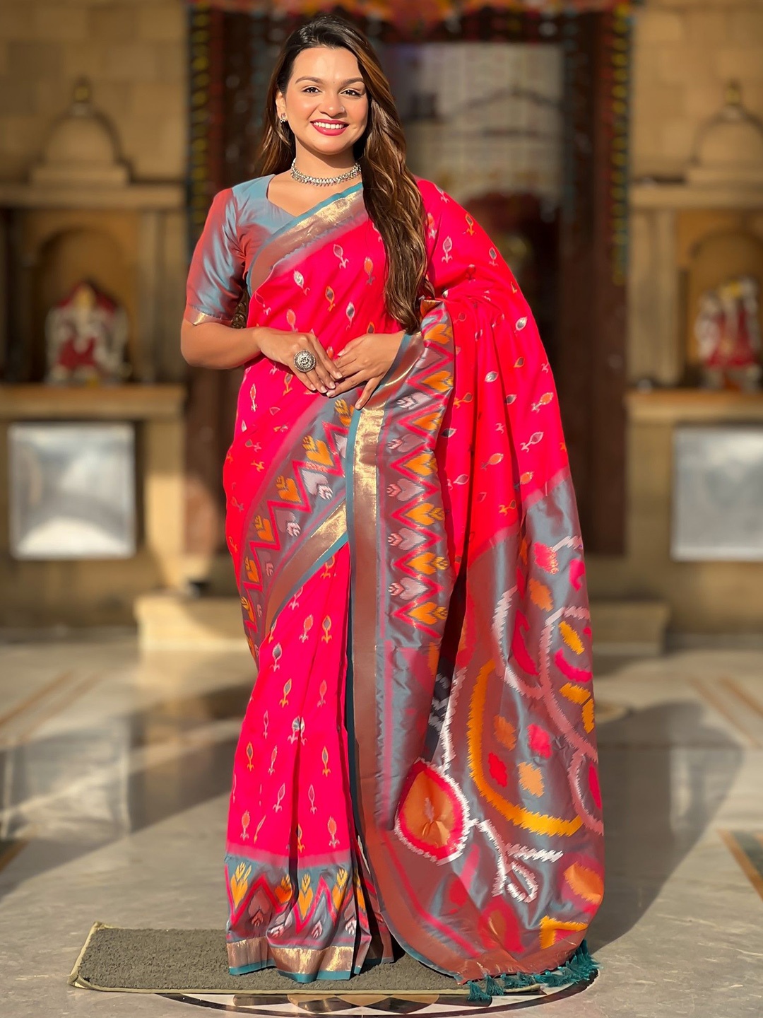 

DIVASTRI Ethnic Motifs Zari Silk Blend Ikat Saree, Pink