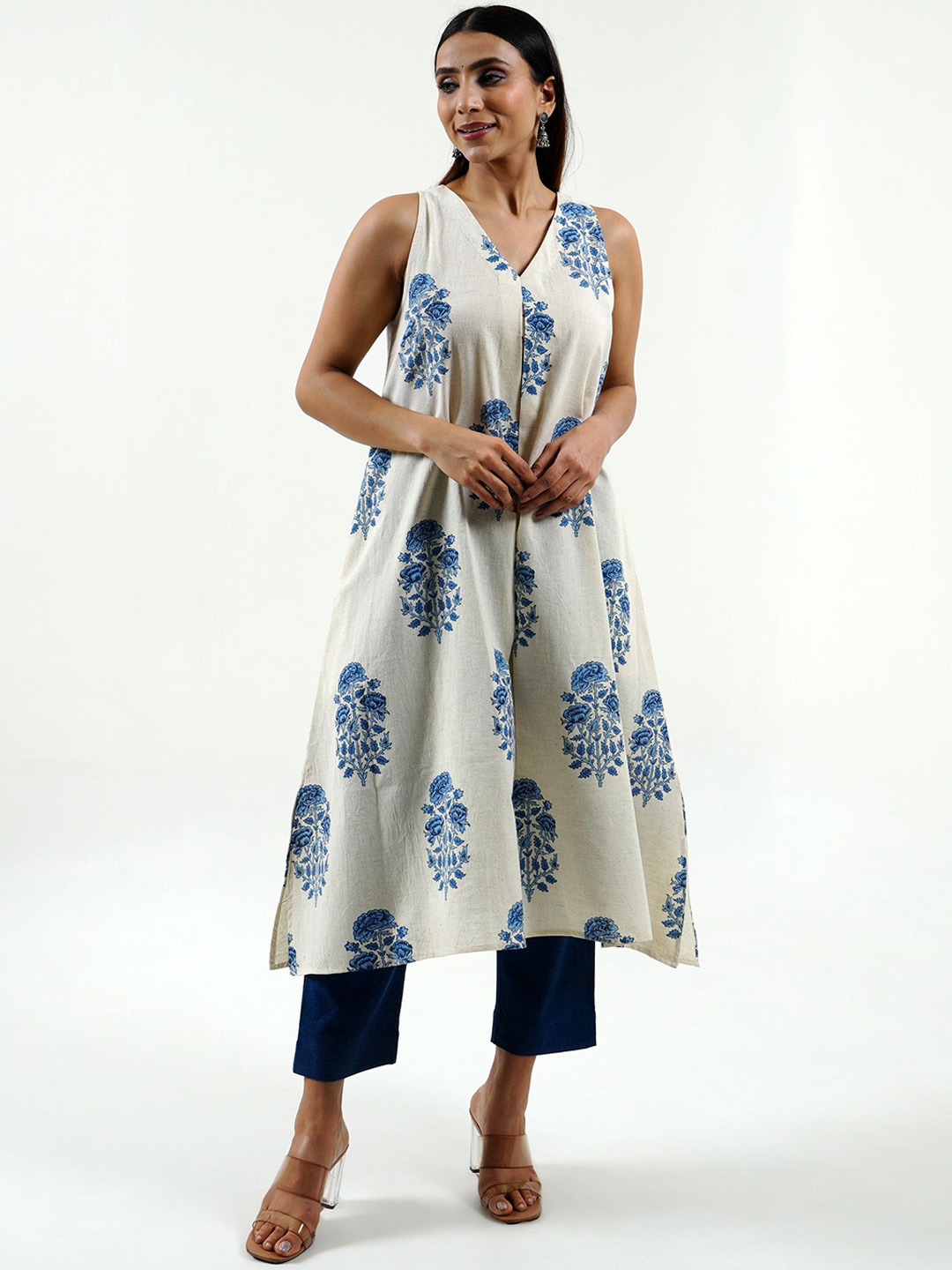 

CYAN Women Floral Printed Regular Kurta with Trousers, Off white