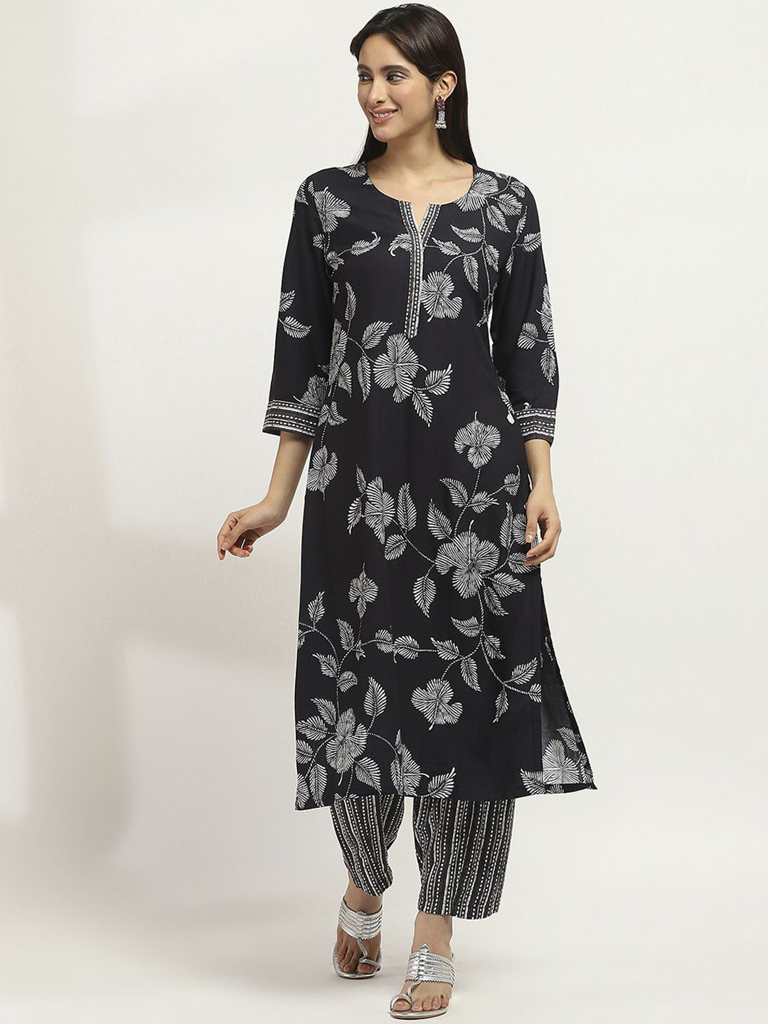 

Rangriti Women Floral Printed Regular Kurta with Salwar, Black