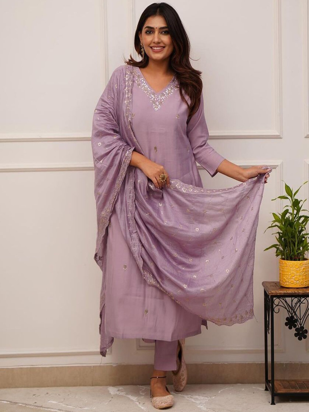 

REALLTREND Women Embroidered Regular Sequinned Kurta with Trousers & With Dupatta, Lavender