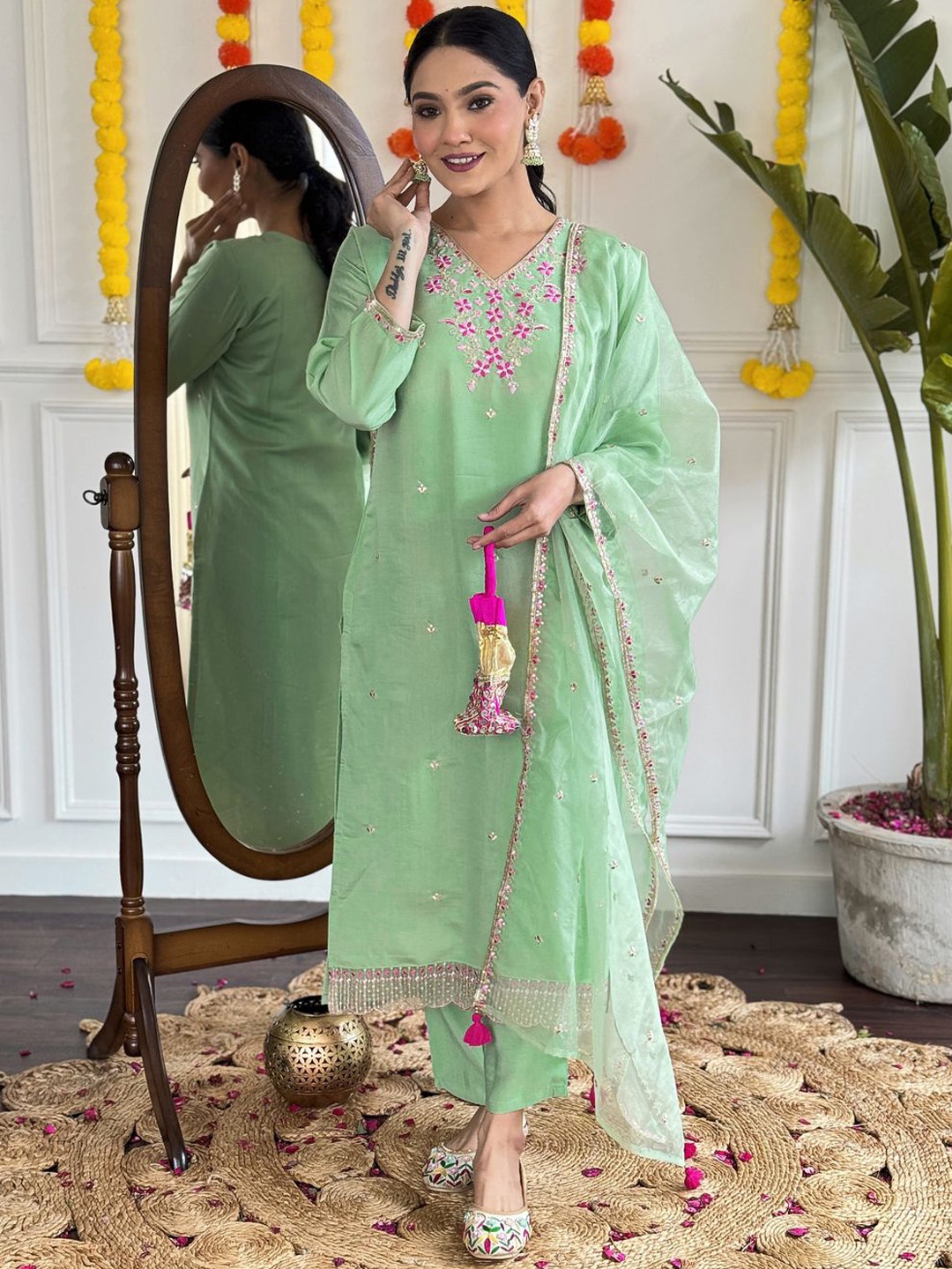 

REALLTREND Women Ethnic Motifs Embroidered Regular Thread Work Kurta with Trousers & With Dupatta, Green