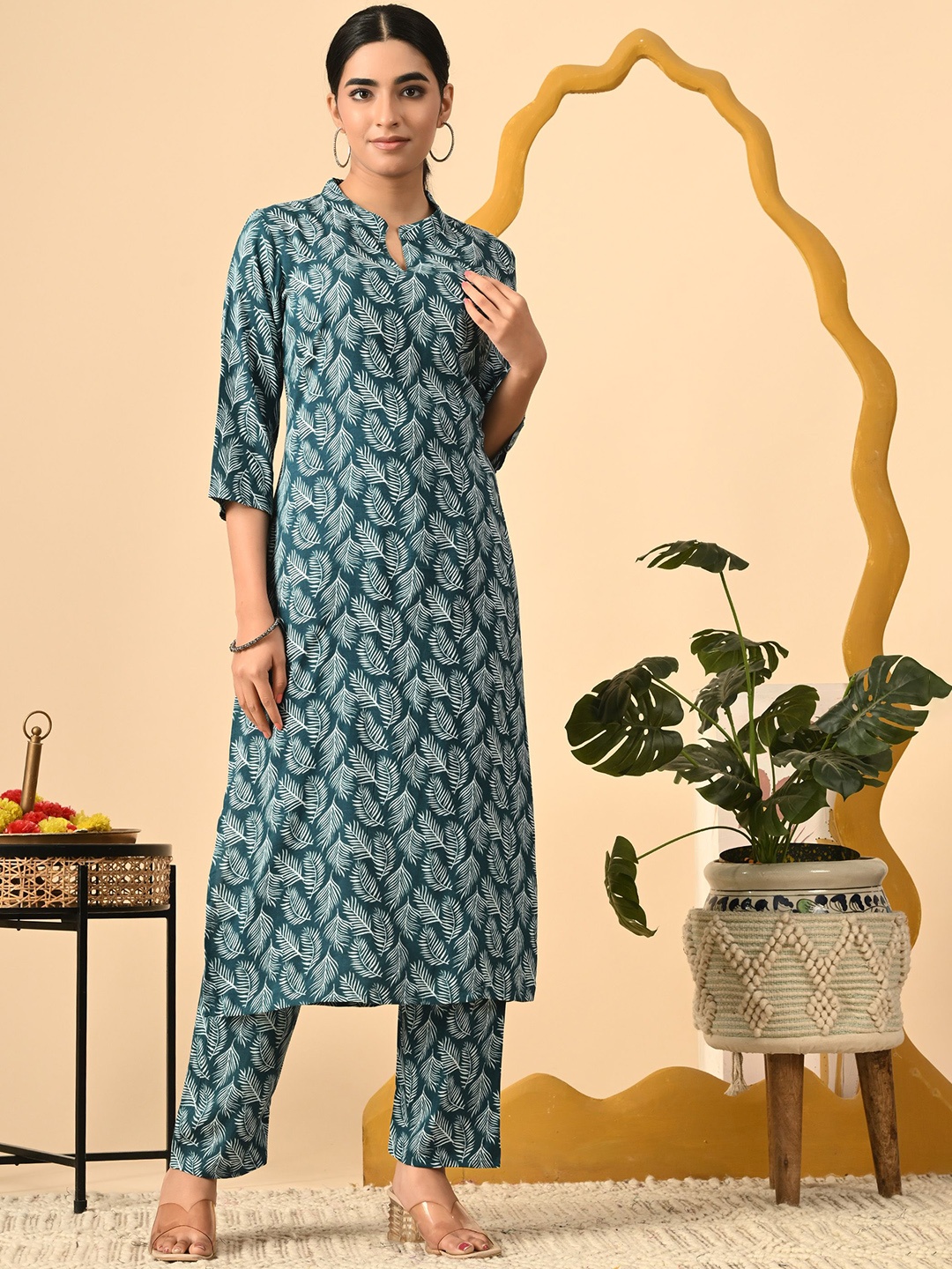

GLOWWORLD Women Floral Printed Regular Kurta with Trousers, Green