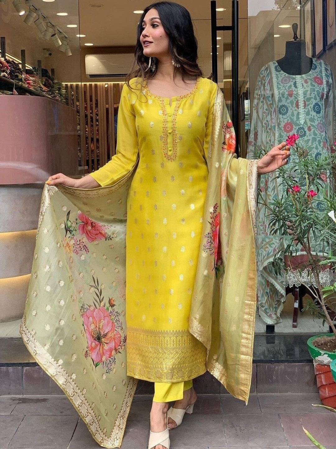 

REALLTREND Women Floral Embroidered Regular Thread Work Kurta with Trousers & With Dupatta, Yellow