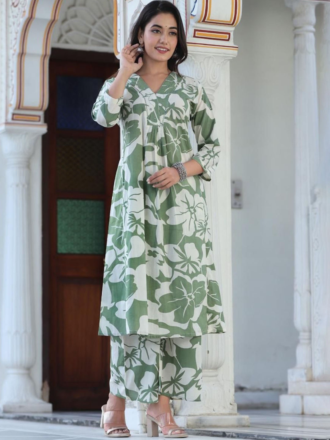 

KALINI Women Floral Printed Regular Kurta with Trousers, Green