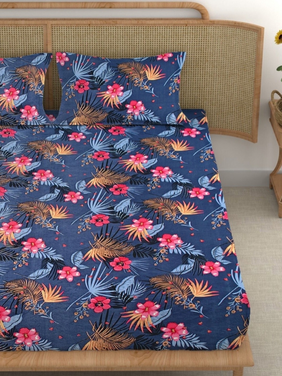 

CG HOMES Blue & Red Floral 210 TC King Bedsheet with 2 Pillow Covers