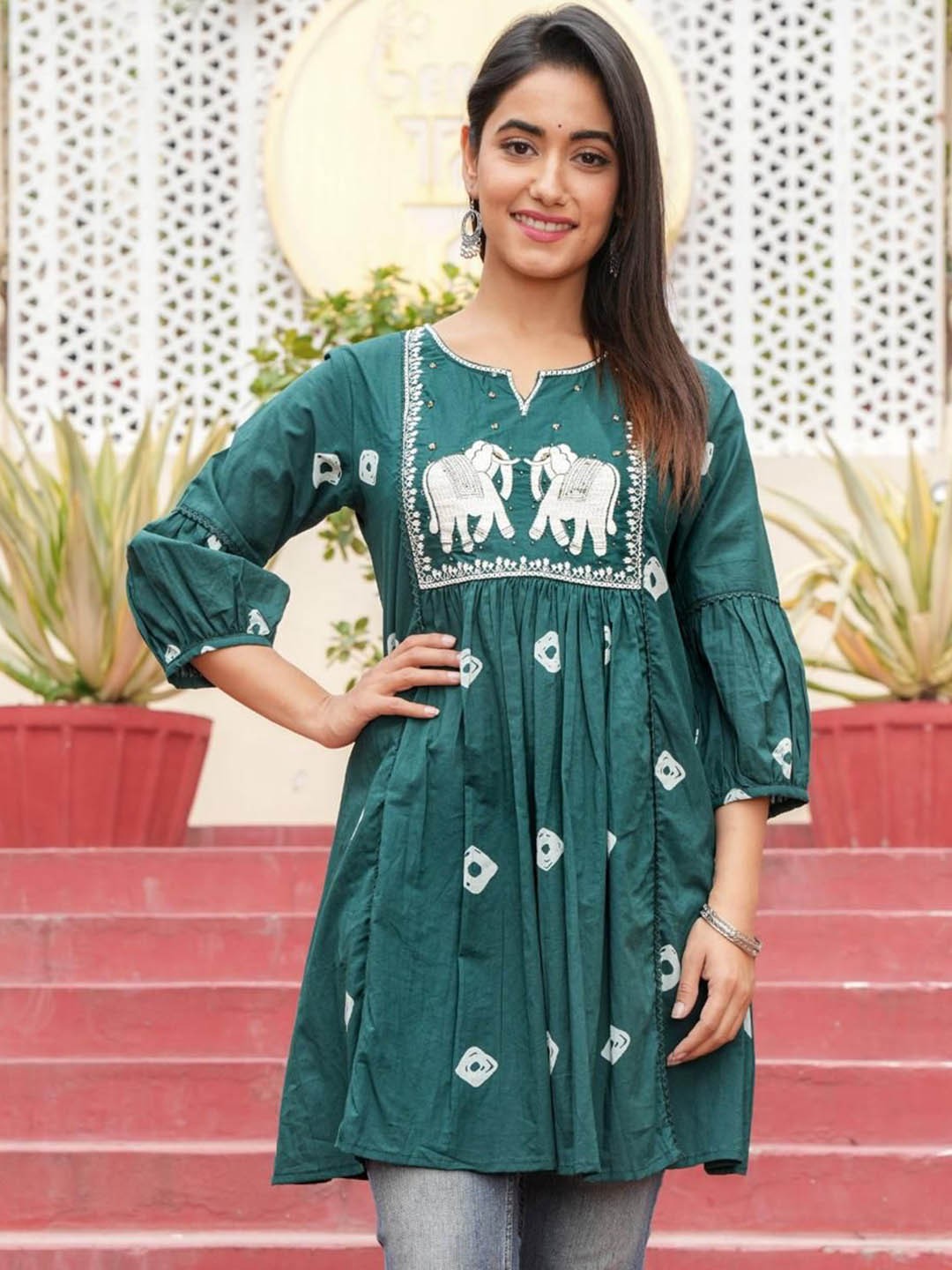 

DARVIKAA COLLECTION Women Geometric Embroidered Thread Work Anarkali Kurta, Green