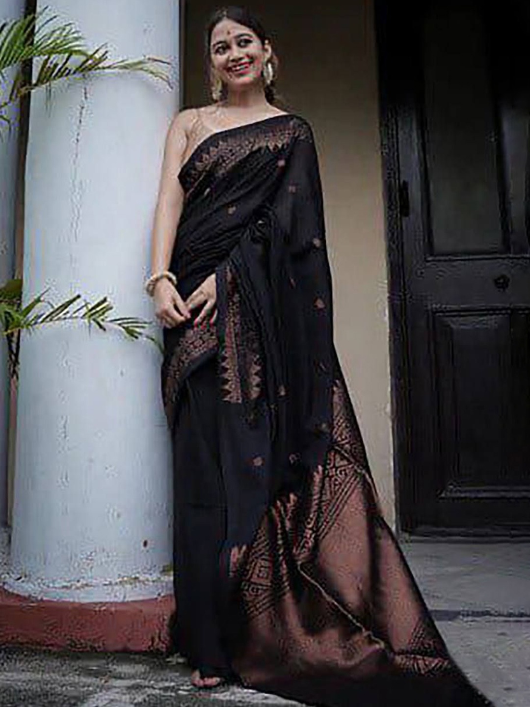 

Rujave Woven Design Zari Art Silk Kanjeevaram Saree, Black