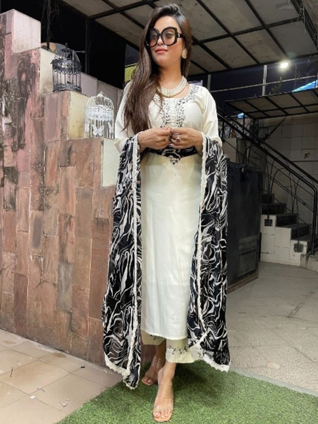 

DIVASTRI Women Ethnic Motifs Embroidered Regular Thread Work Kurta with Trousers & With Dupatta, Off white