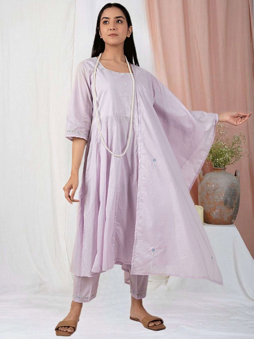 

zuri Women Floral Regular Thread Work Pure Cotton Kurta with Trousers & With Dupatta, Lavender