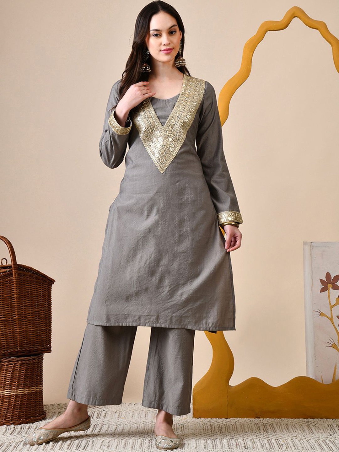 

Myshka Women Floral Yoke Design Regular Patchwork Kurta with Trousers, Grey