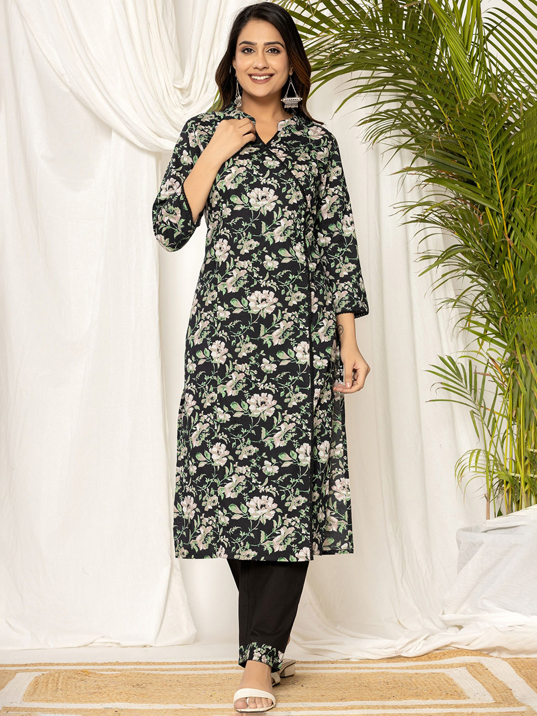 

HOUSE OF MORA Women Floral Printed Angrakha Sequinned Pure Cotton Kurta with Trousers, Black