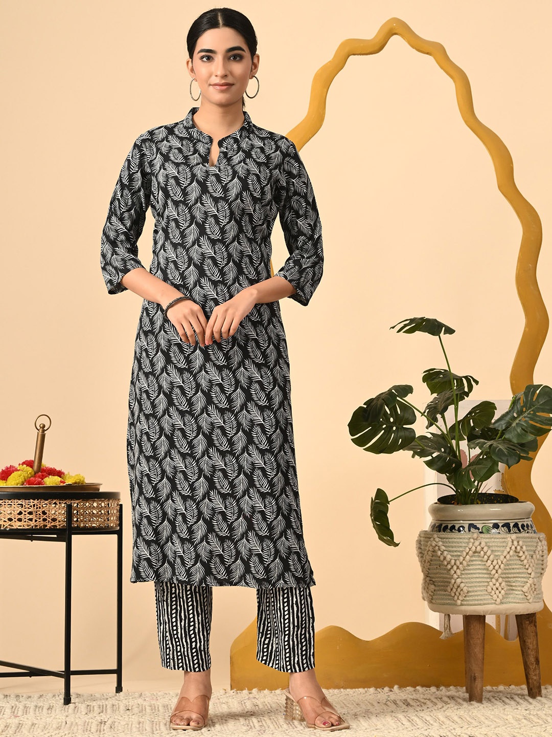 

GLOWWORLD Women Ethnic Motifs Printed Regular Kurta with Trousers, Black