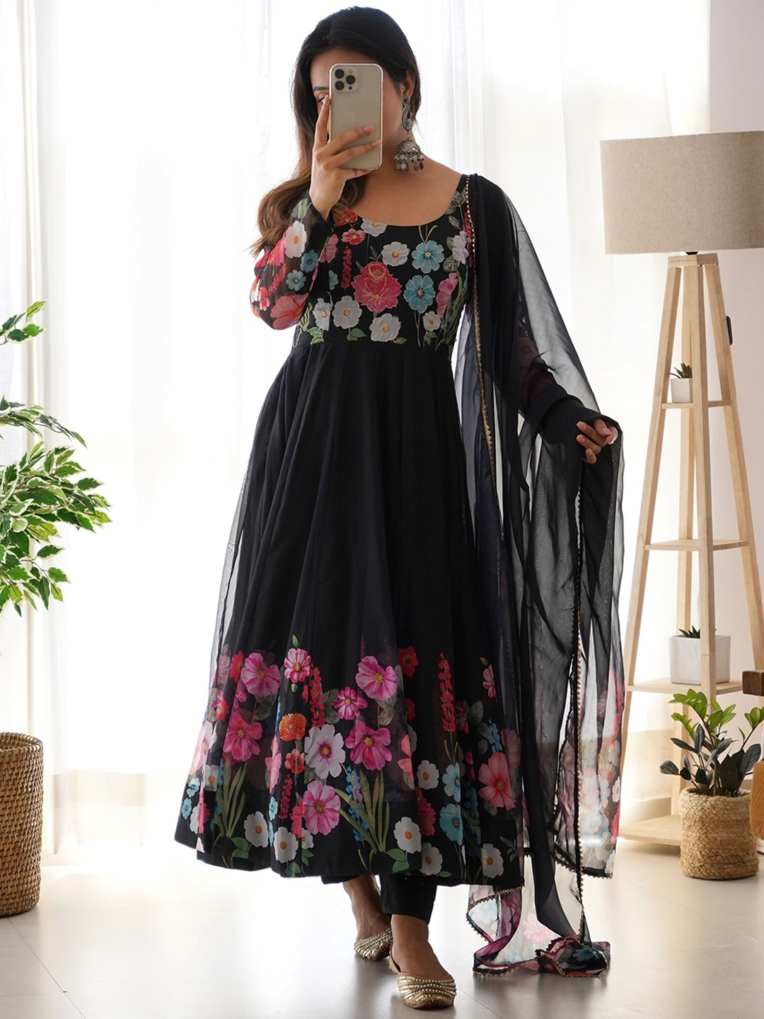 

CULTISE QUEEN Women Floral Printed Regular Kurta with Trousers & With Dupatta, Black