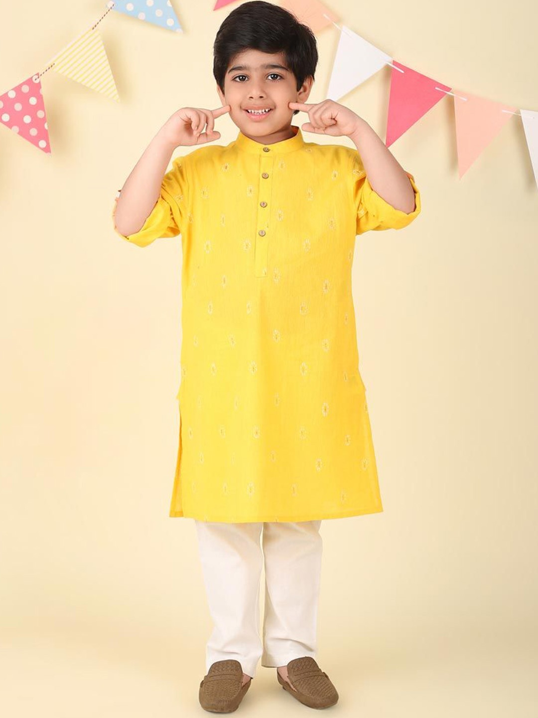 

Fabindia Boys Ethnic Motifs Printed Flared Sleeves Thread Work Kurta, Yellow