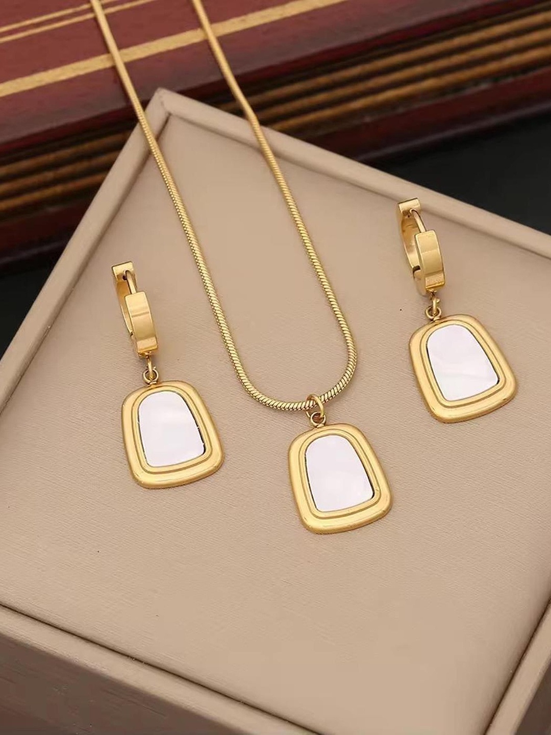 

TANLOOMS Gold-Plated Jewellery Set
