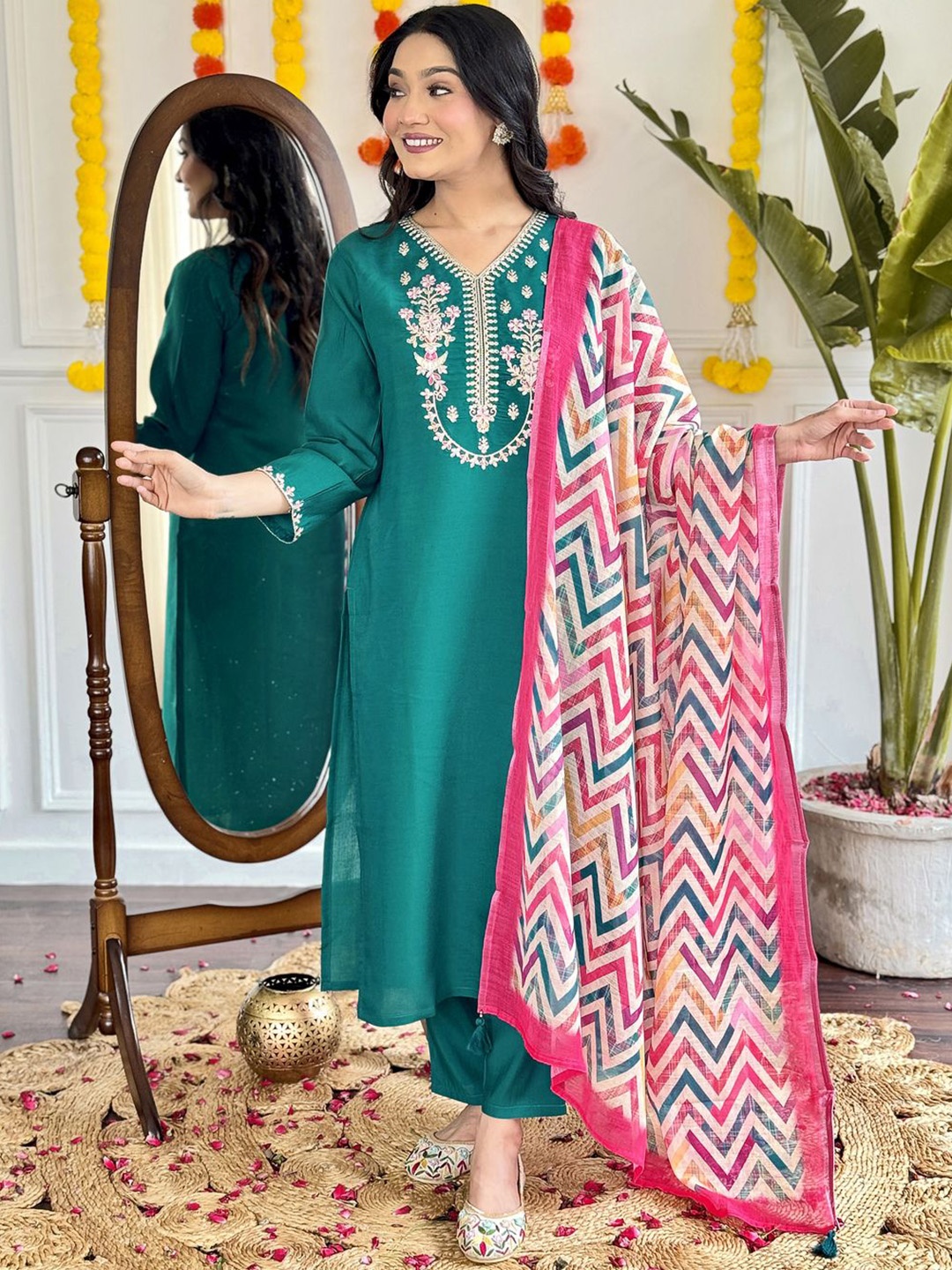 

REALLTREND Women Floral Yoke Design Regular Thread Work Kurta with Trousers & With Dupatta, Green