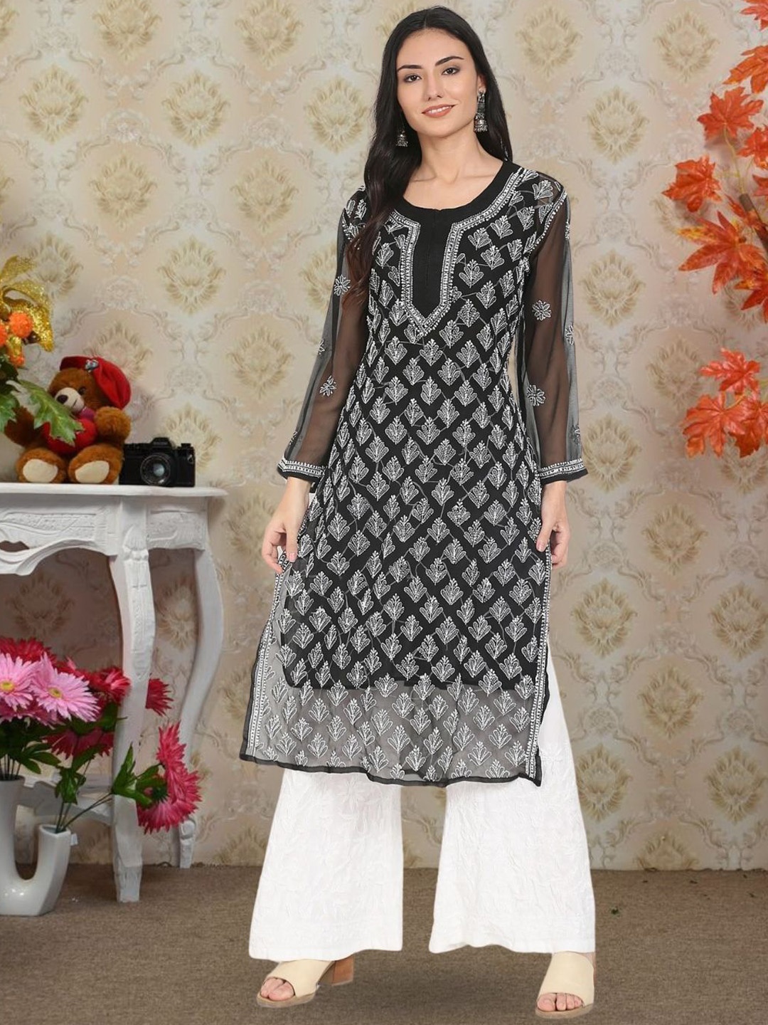 

PARAMOUNT CHIKAN Women Ethnic Motifs Embroidered Chikankari Floral Georgette Kurta, Black