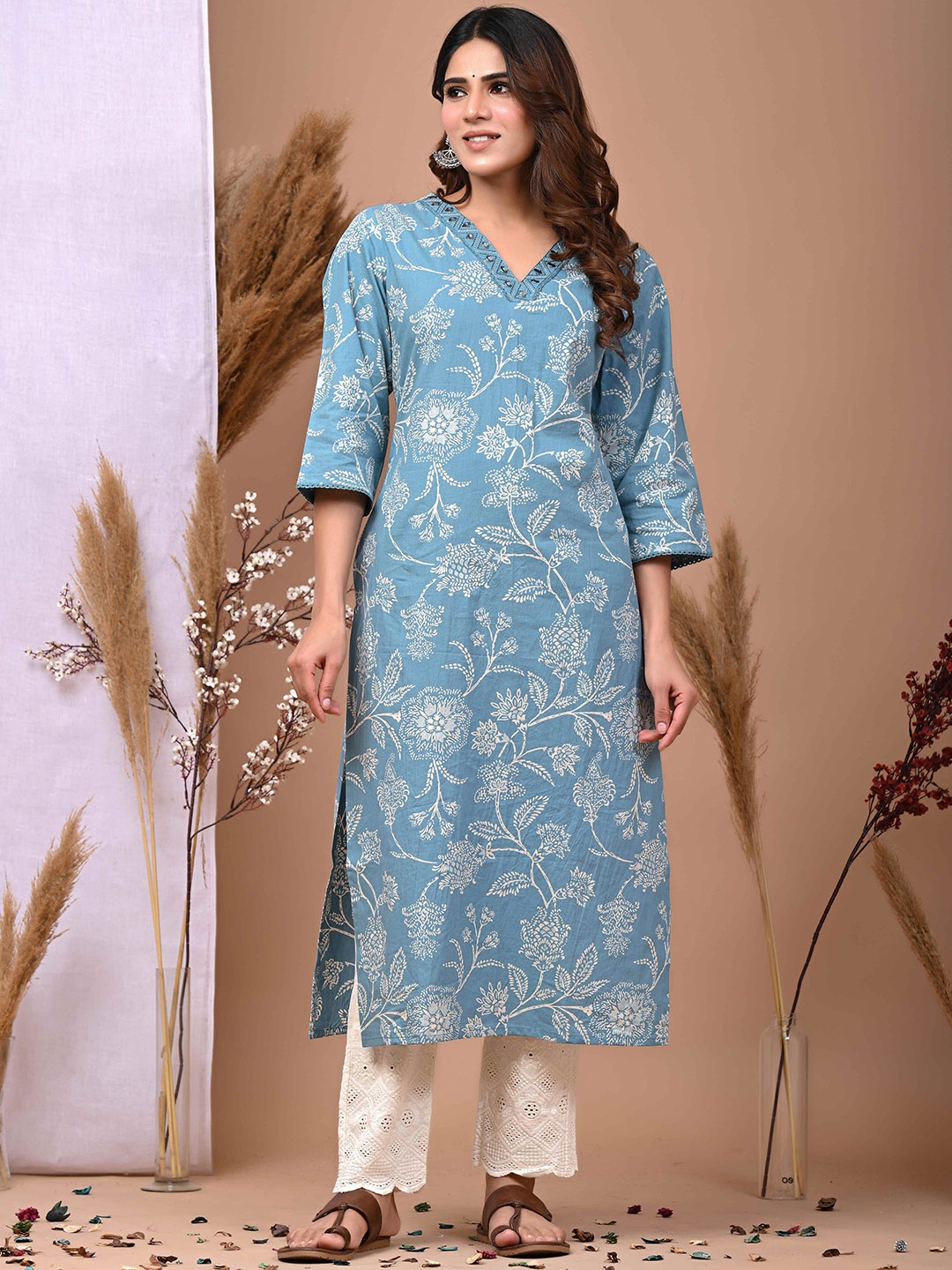 

JAI KURTIES Women Floral Printed Thread Work Kurta, Blue