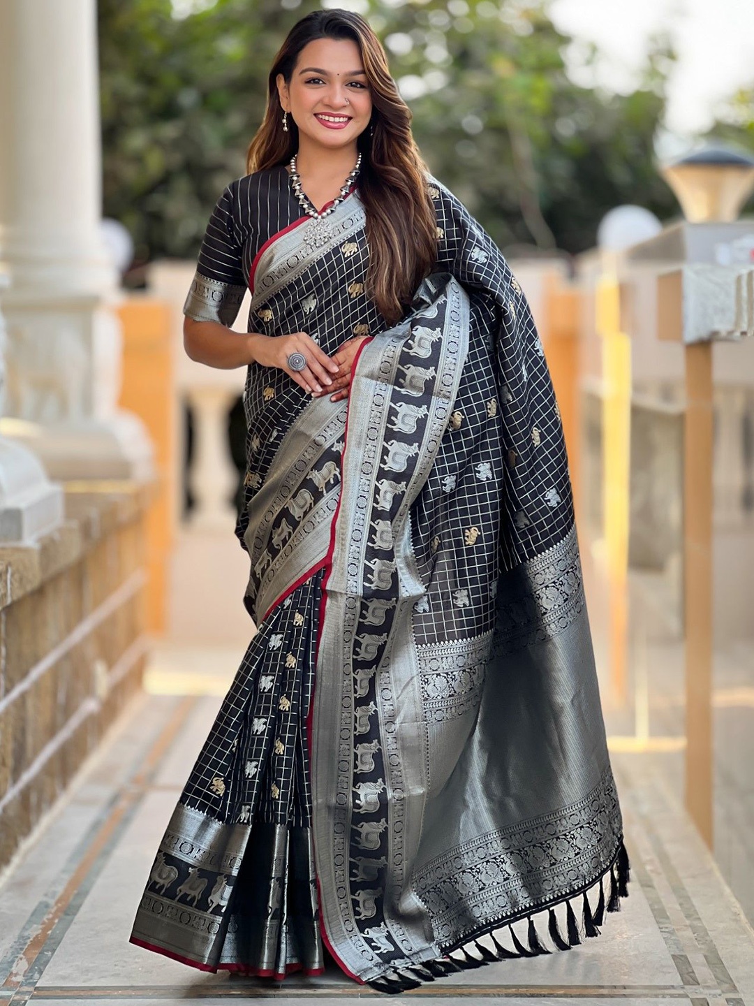 

DIVASTRI Woven Design Zari Silk Blend Saree, Black