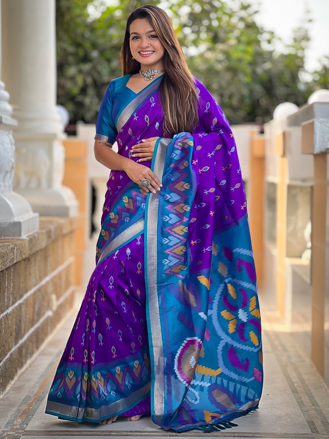 

DIVASTRI Ethnic Motifs Zari Silk Blend Ikat Saree, Purple