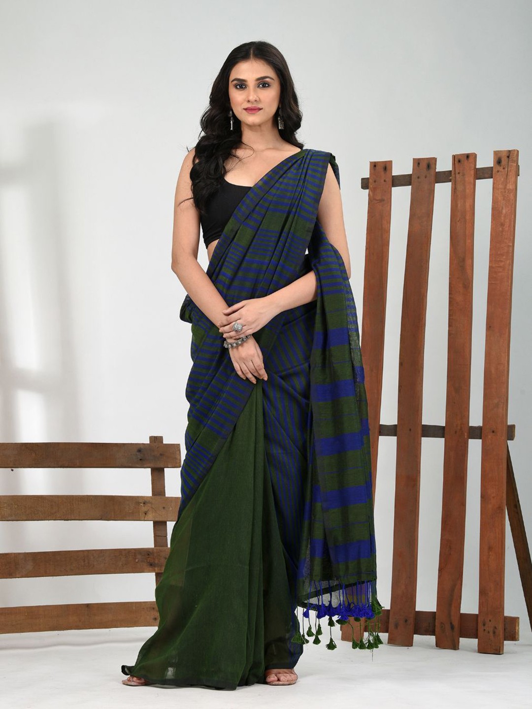 

Charukriti Woven Design Pure Cotton Saree, Green