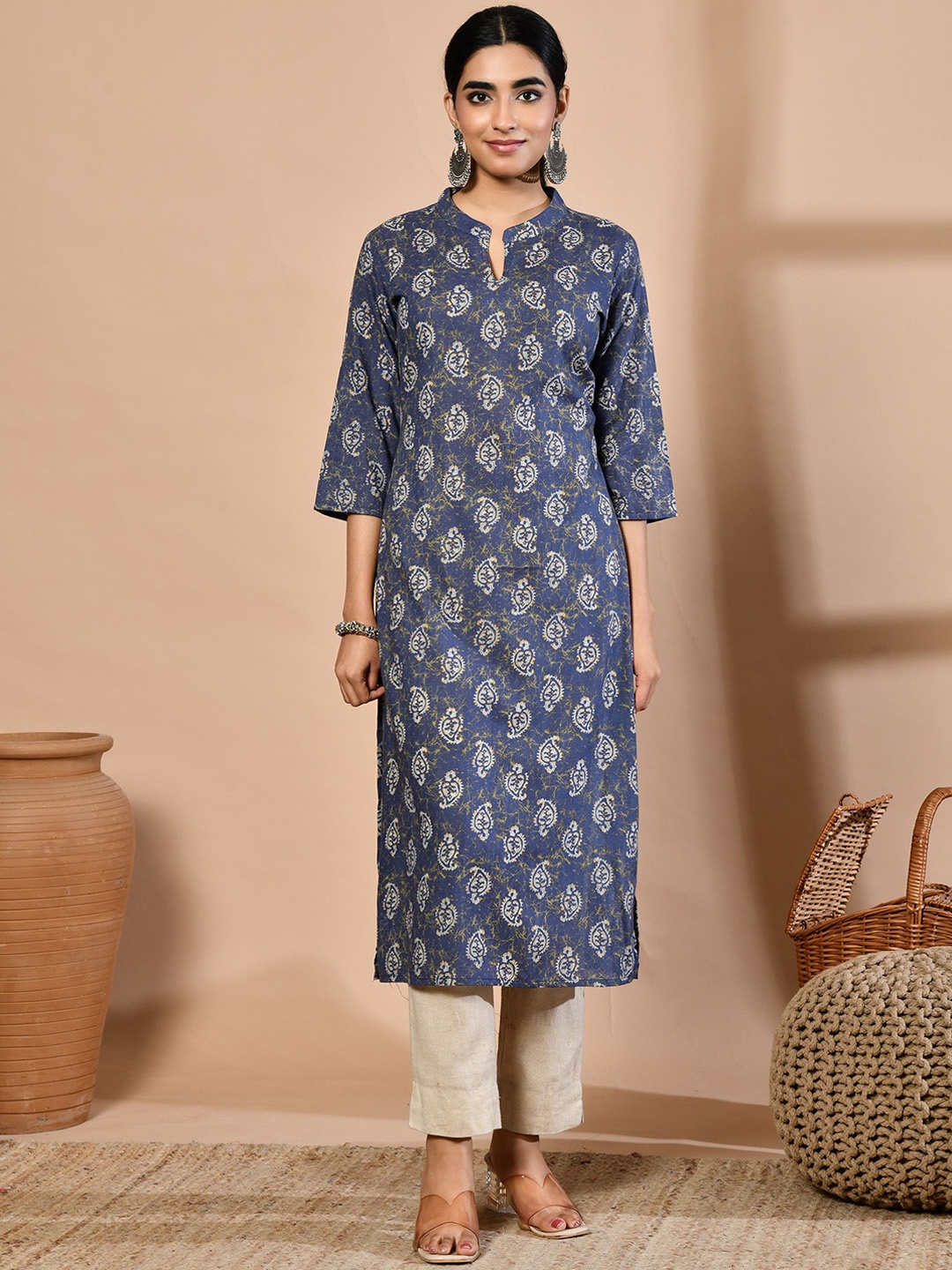 

GLOWWORLD Women Floral Printed Thread Work Floral Kurta, Navy blue