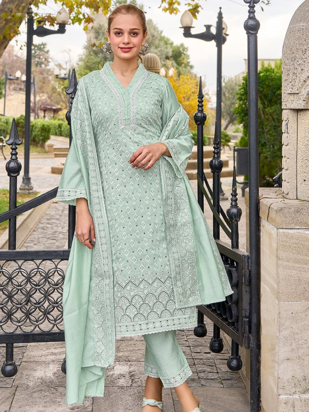 

AUTUMN LANE Women Floral Embroidered Regular Sequinned Kurta with Trousers & With Dupatta, Green