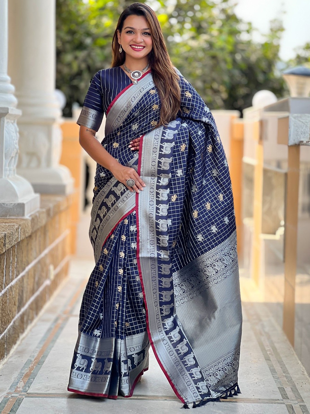 

DIVASTRI Woven Design Zari Silk Blend Saree, Navy blue