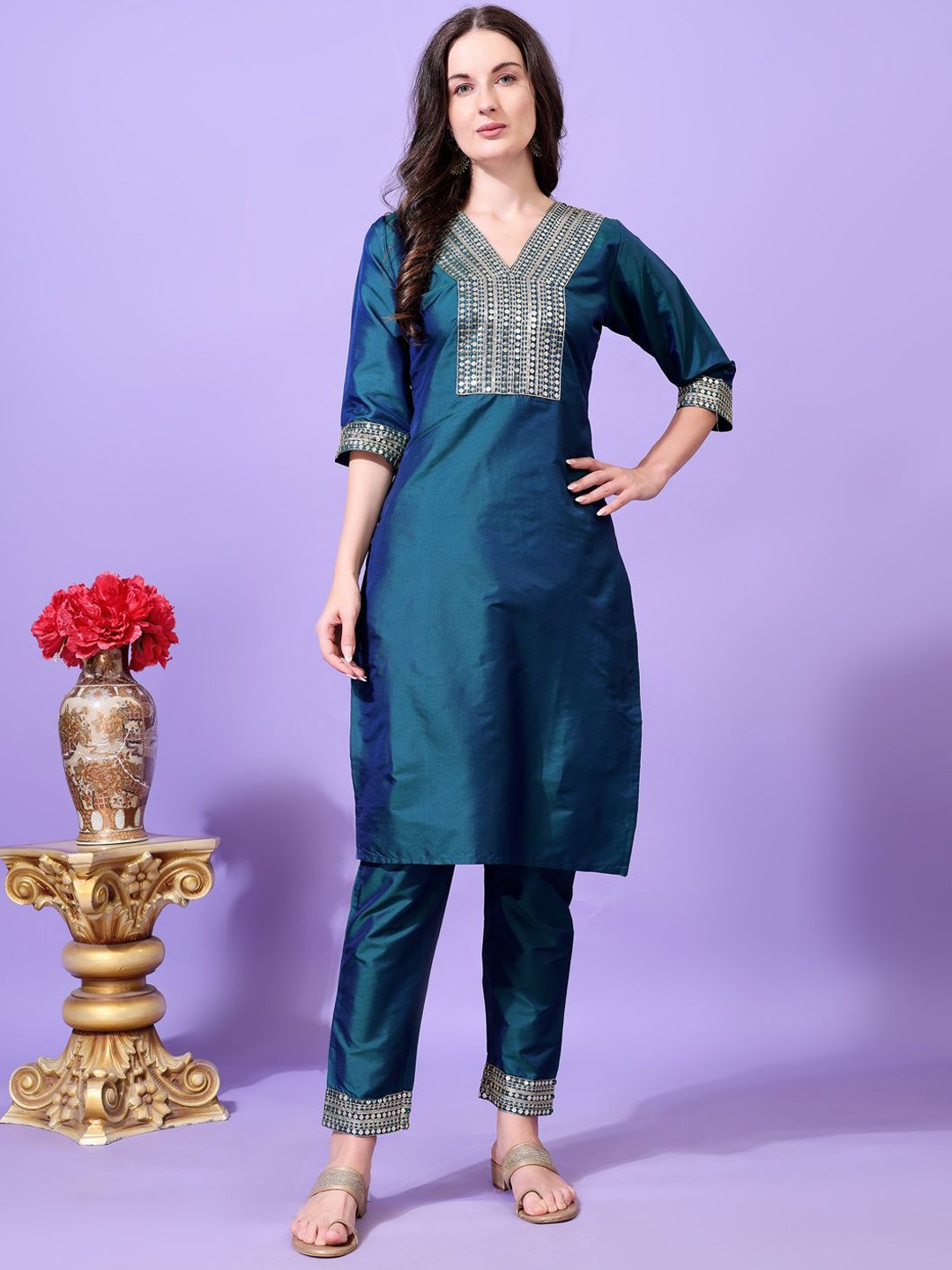 

AYUKTA INTERNATIONAL Women Embroidered Regular Sequinned Kurta with Trousers, Green