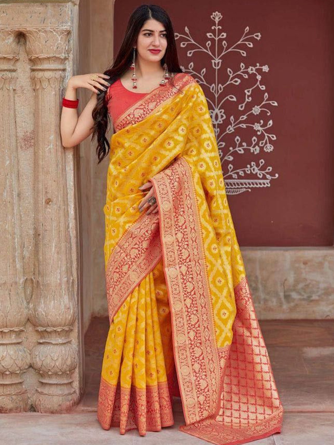 

Rujave Woven Design Zari Art Silk Kanjeevaram Saree, Yellow