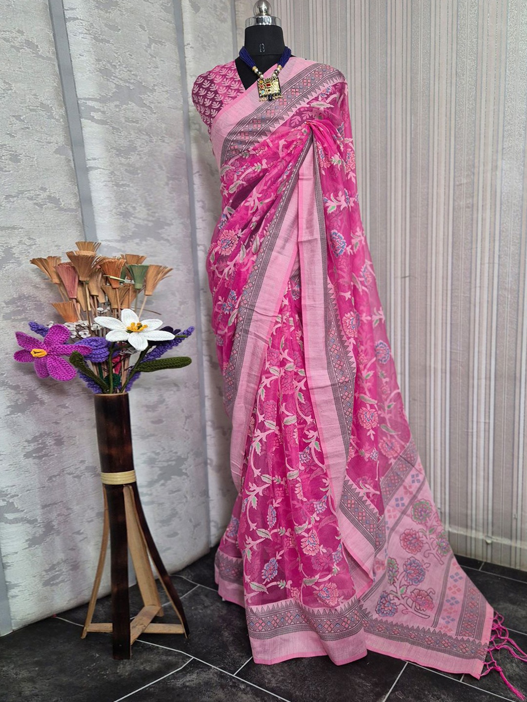 

Anouk Rustic Floral Brasso Chanderi Saree, Pink