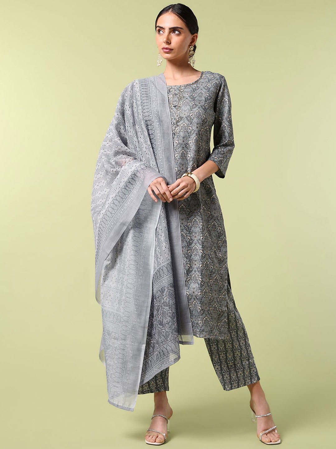 

Saaki Women Floral Printed Regular Kurta with Trousers & With Dupatta, Grey