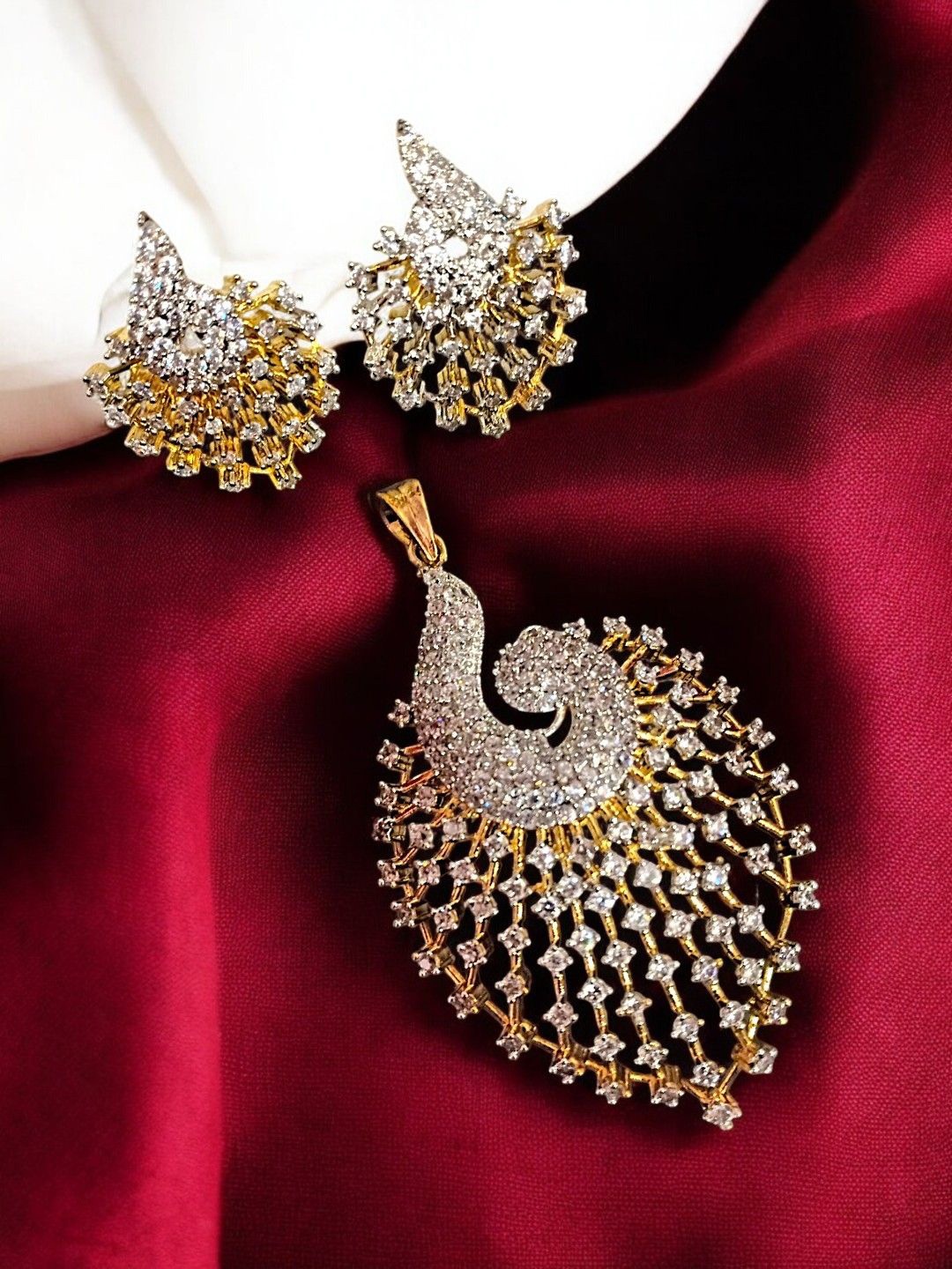 

PendantFEMMIBELLA Gold-Plated American Diamond Studded Jewellery Set