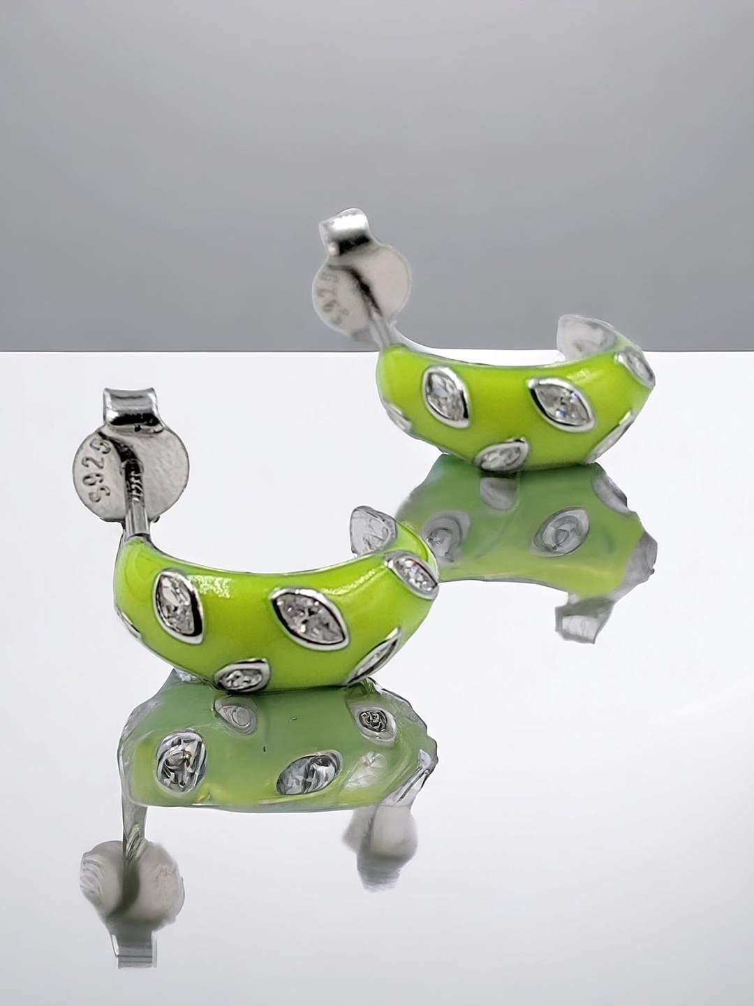 

AMONROO Contemporary Studs Earrings, Fluorescent green