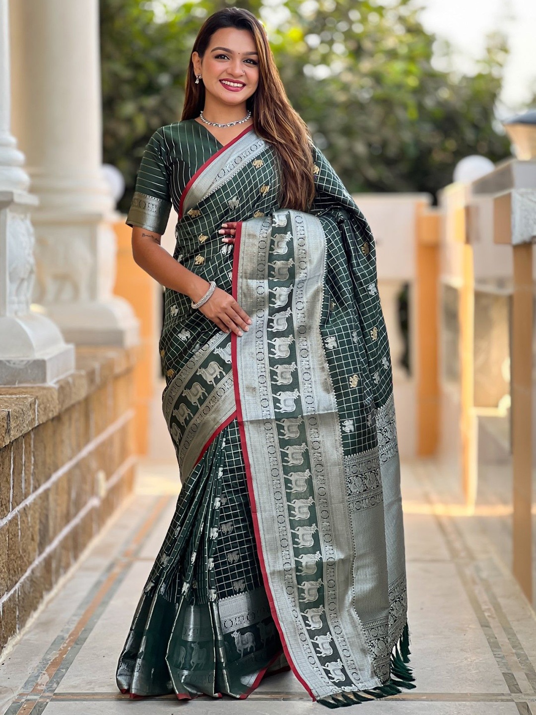 

DIVASTRI Checked Zari Silk Blend Saree, Green