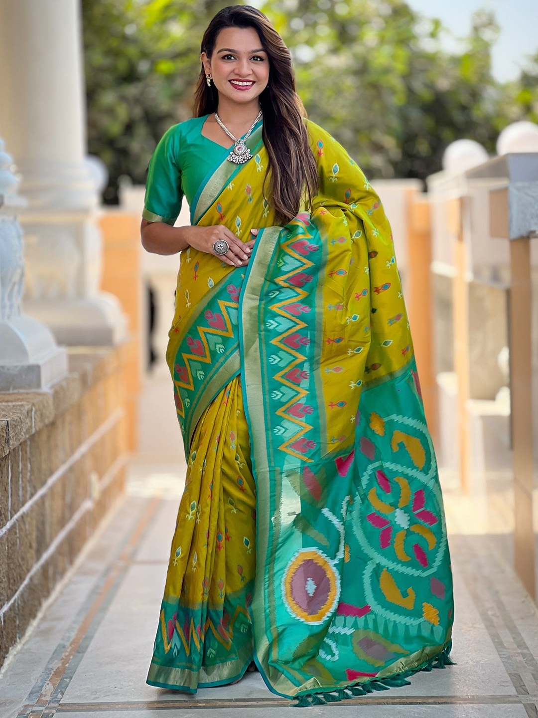 

DIVASTRI Ethnic Motifs Zari Silk Blend Ikat Saree, Lime green