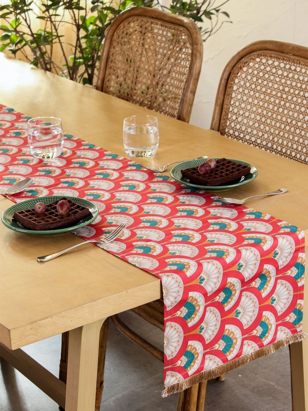 

House This Red & Green Neelkanth Table Runner