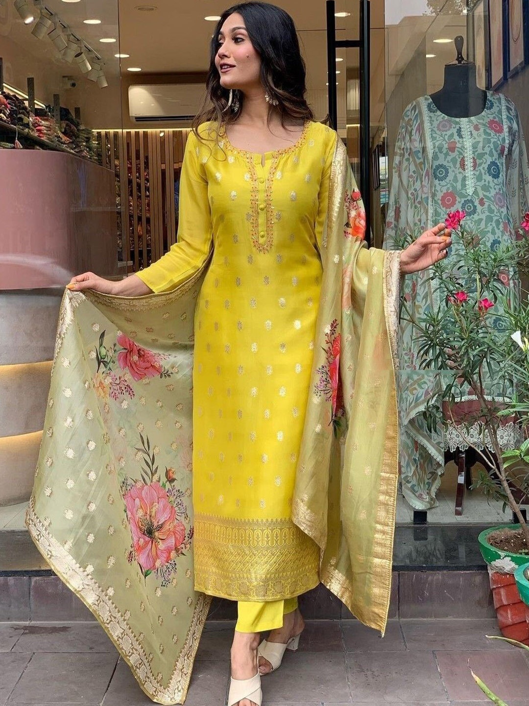 

ASCIIBLUES Women Floral Regular Kurta with Trousers & With Dupatta, Yellow