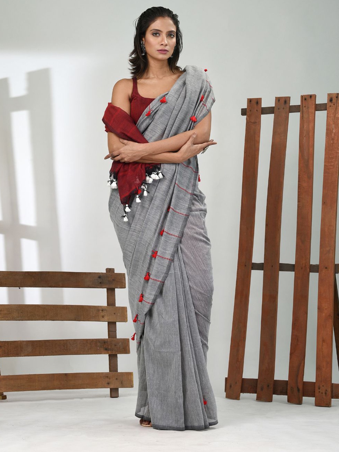 

Charukriti Woven Design Pure Cotton Handloom Saree, Grey