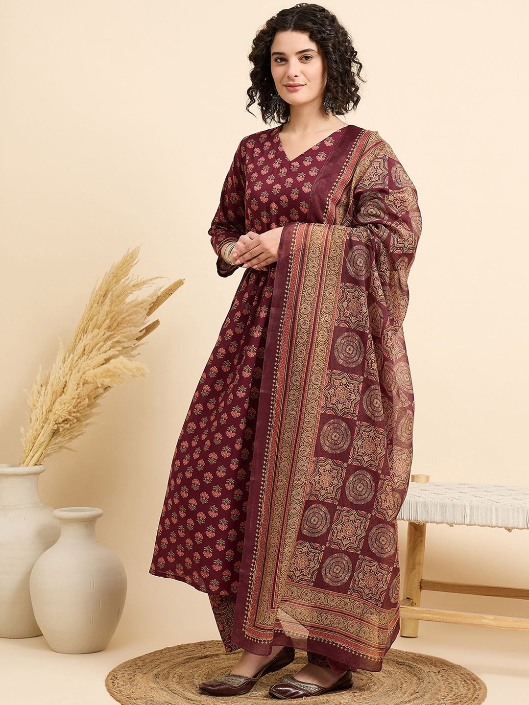 

DIVASTRI Women Floral Printed Regular Kurta with Trousers & With Dupatta, Maroon