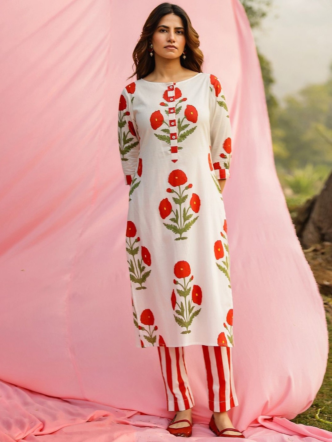 

Gulaal Women Floral Printed High Slit Pure Cotton Kurta with Pyjamas, White