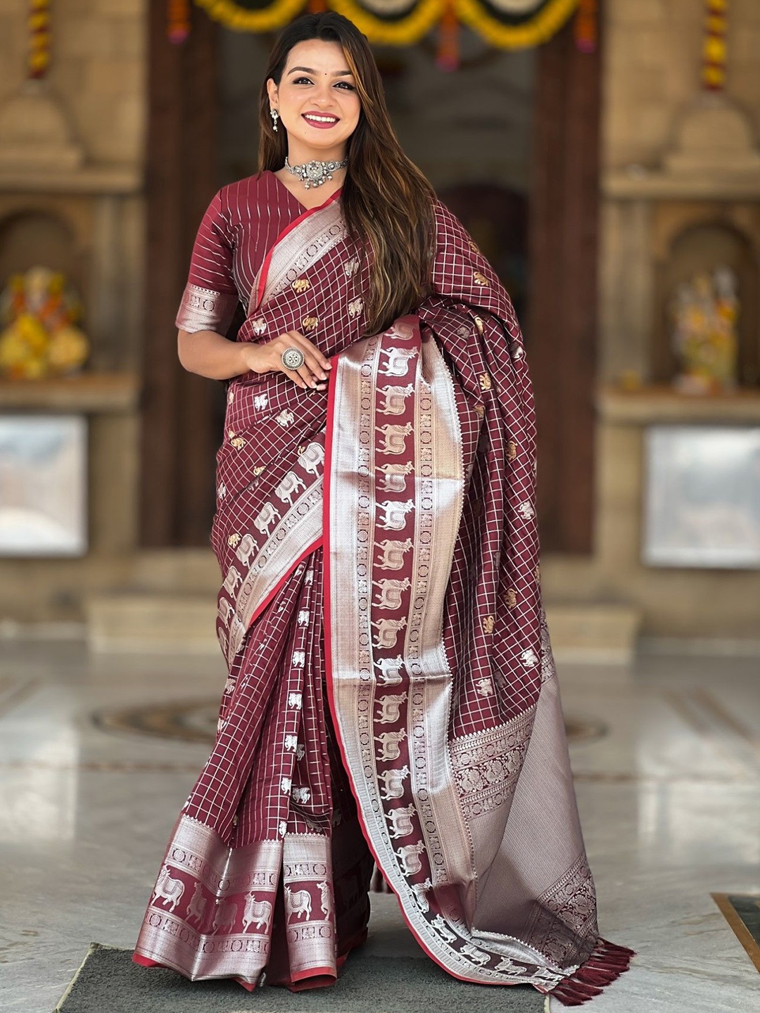 

DIVASTRI Checked Zari Silk Blend Designer Saree, Maroon