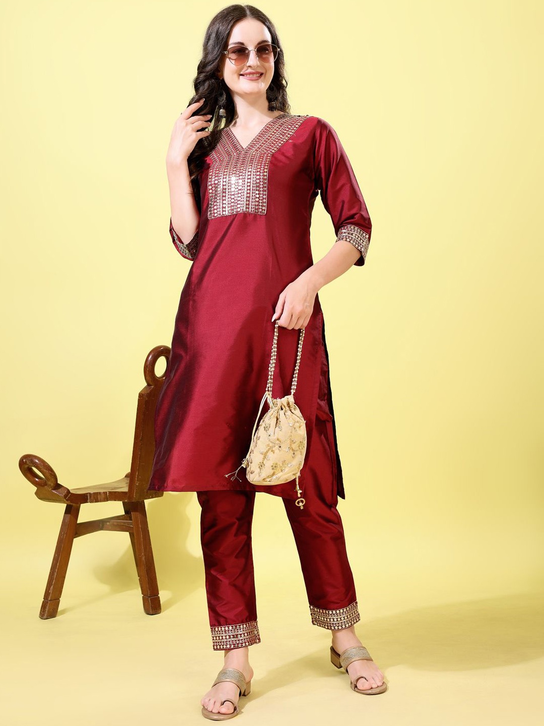 

AYUKTA INTERNATIONAL Women Yoke Design Regular Sequinned Kurta with Trousers, Maroon