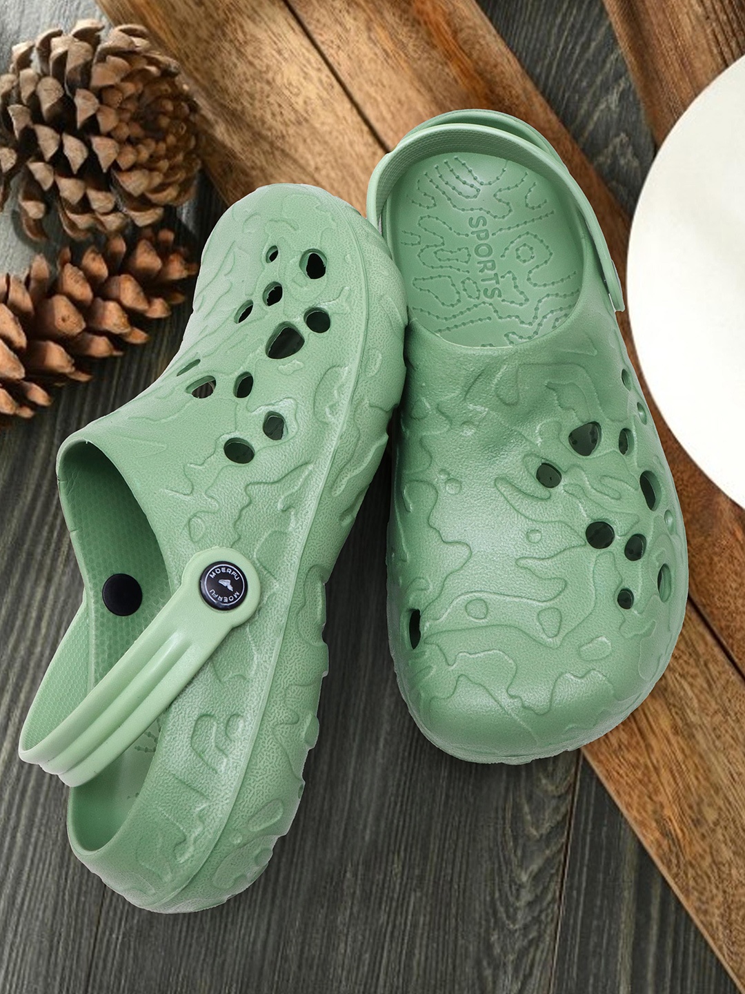 

SHUAN Men Clogs, Green