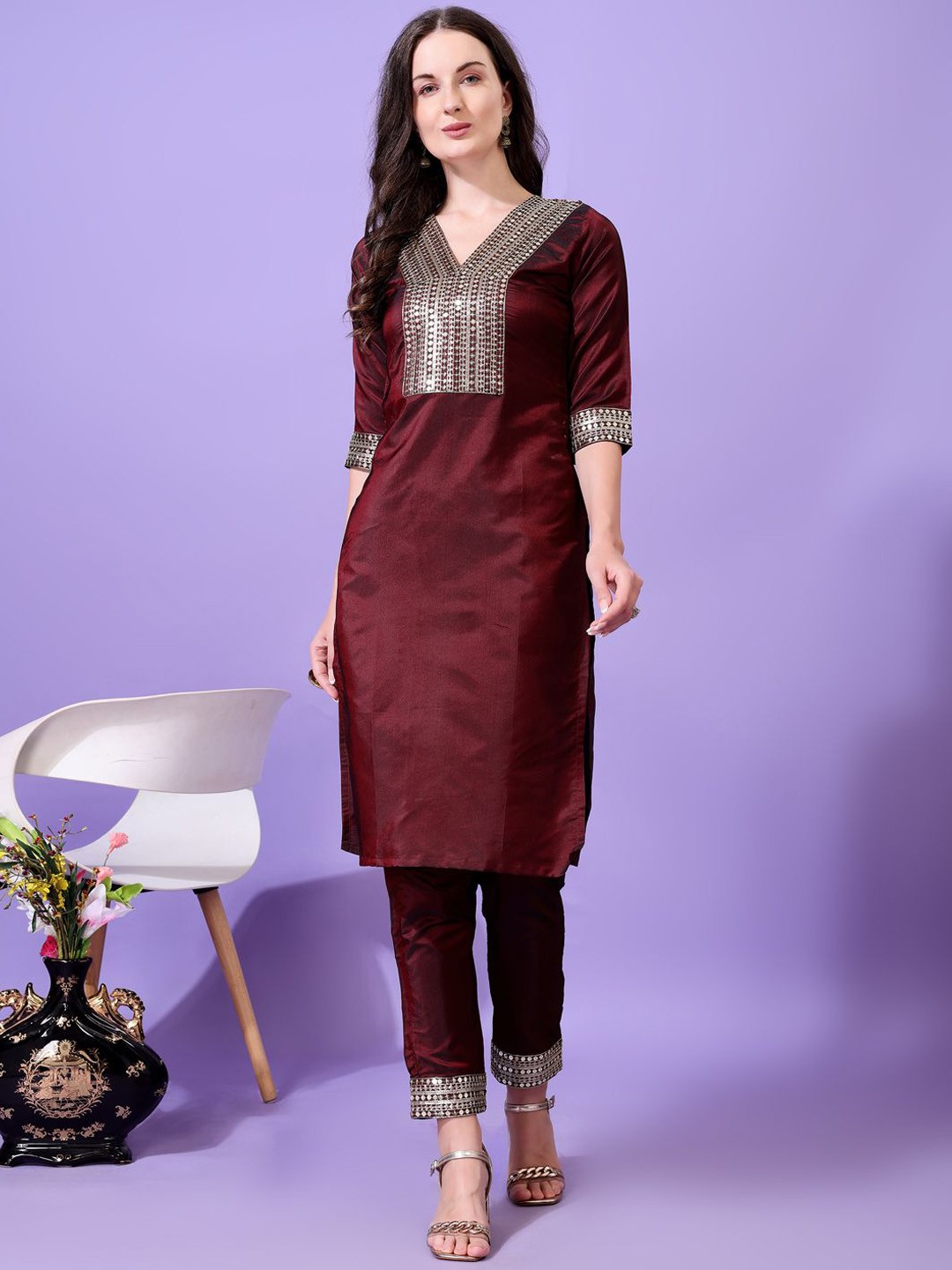 

AYUKTA INTERNATIONAL Women Yoke Design Regular Sequinned Kurta with Trousers, Burgundy