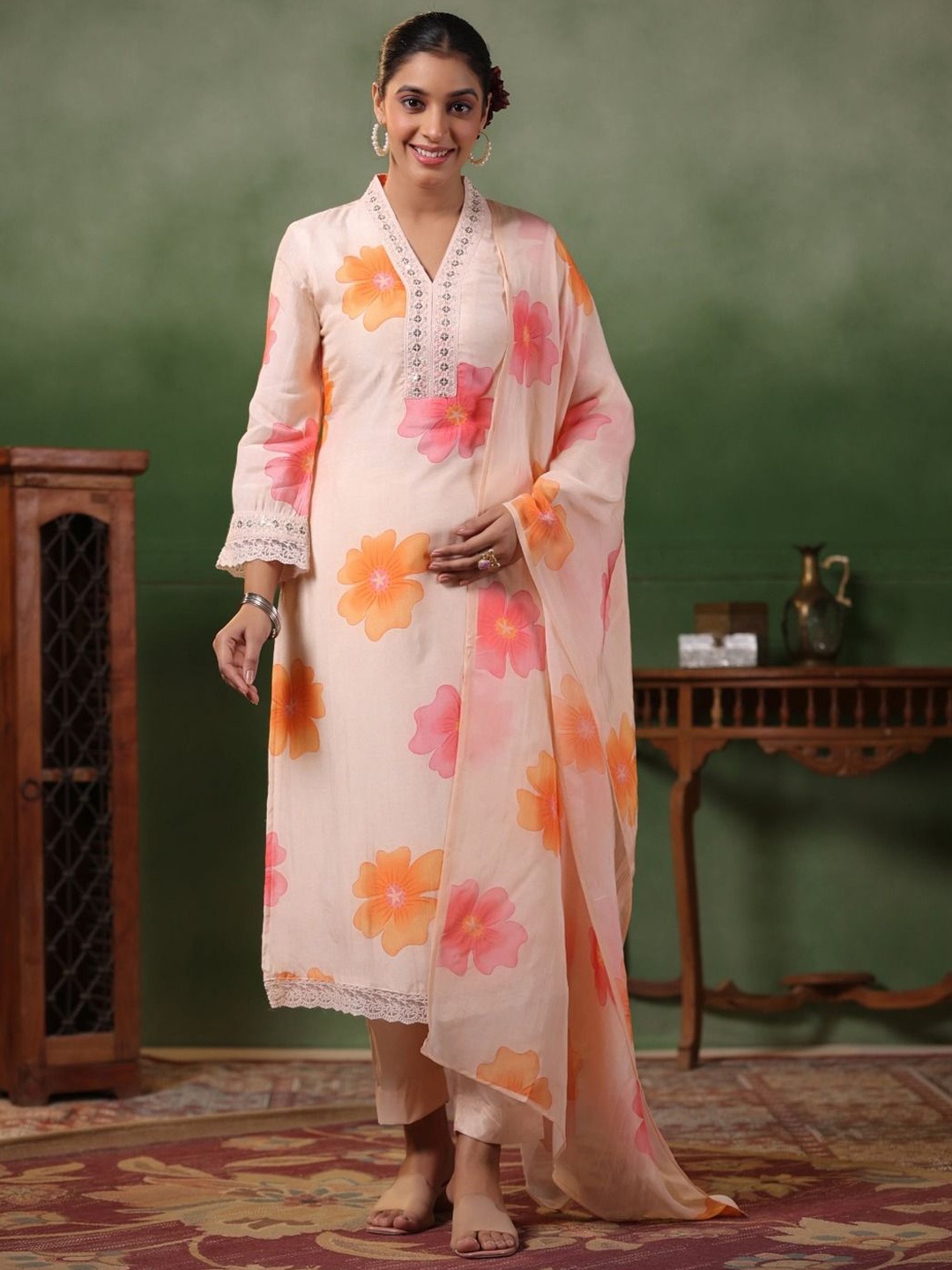 

REALLTREND Women Floral Printed Regular Sequinned Kurta with Trousers & With Dupatta, Peach