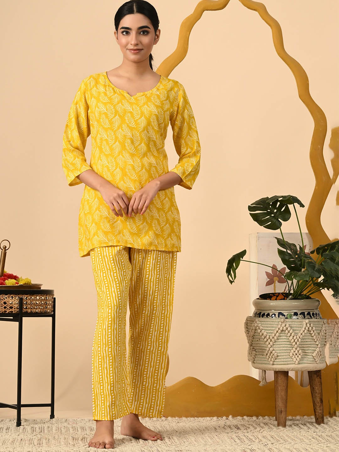 

GLOWWORLD Women Floral Printed Regular Kurti with Trousers, Yellow